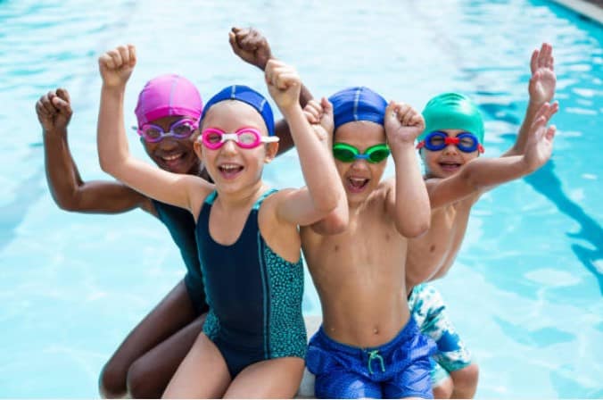 Enfants jouant à la piscine
